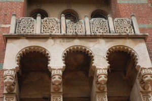 Details of the intricate carving on an university building. Copyright: Poulomi Das